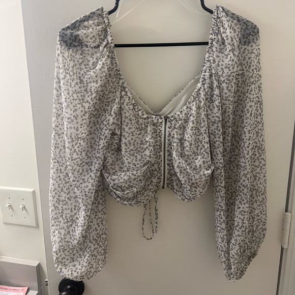 Puff Sleeve Floral Crop Top - Picture 3 of 4